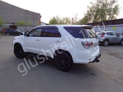 Установка насадки на глушитель  Toyota Fortuner